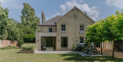 Keretezett látvány: templomra nyíló tér egy angliai otthonban