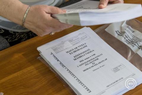 OH: több mint 78 ezren érettségiznek magyar nyelv és irodalomból hétfőn