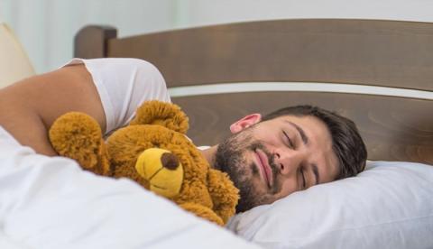 Jót tehet, ha felnőttként is plüssállattal alszunk