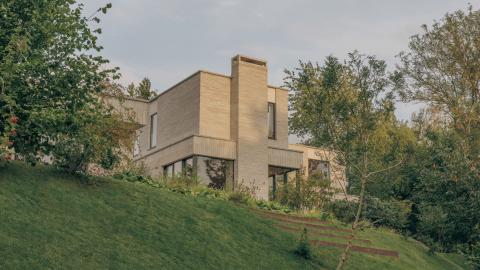 A századközepi modern építészet inspirálta a Skylark családi házat