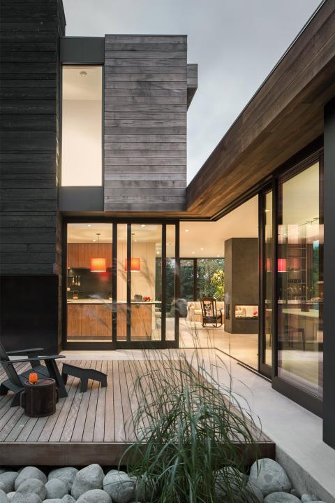 Belső udvar köré szervezett nyugodt otthon: az MW Works Helen Street House projektje