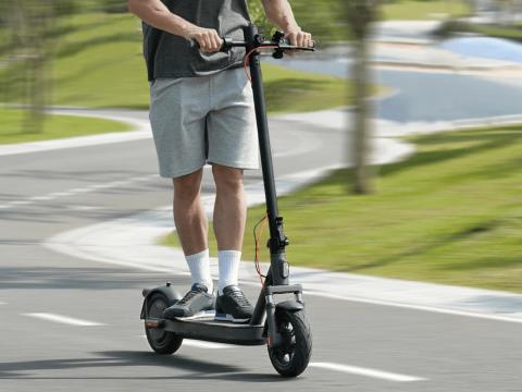 Oszlopnak hajtottak rollerrel