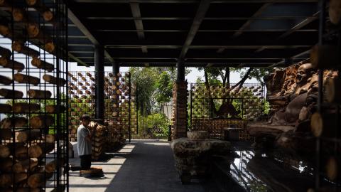 Cédrusfa és fekete acél találkozása a Nanhai Buddha-pavilonban