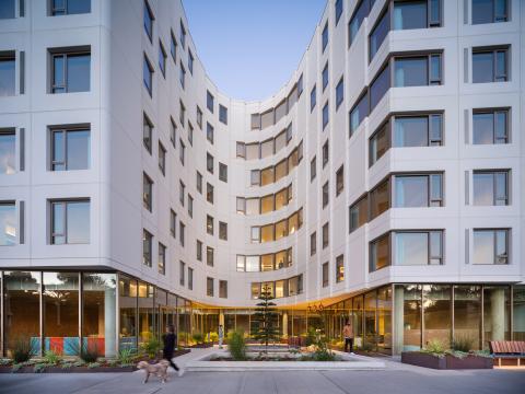 Moduláris homlokzati rendszer és tagolt tömeg alakítja az OMA lakóparkját