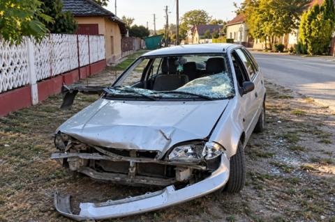 Lapáttal is megrongálta a parkoló autót