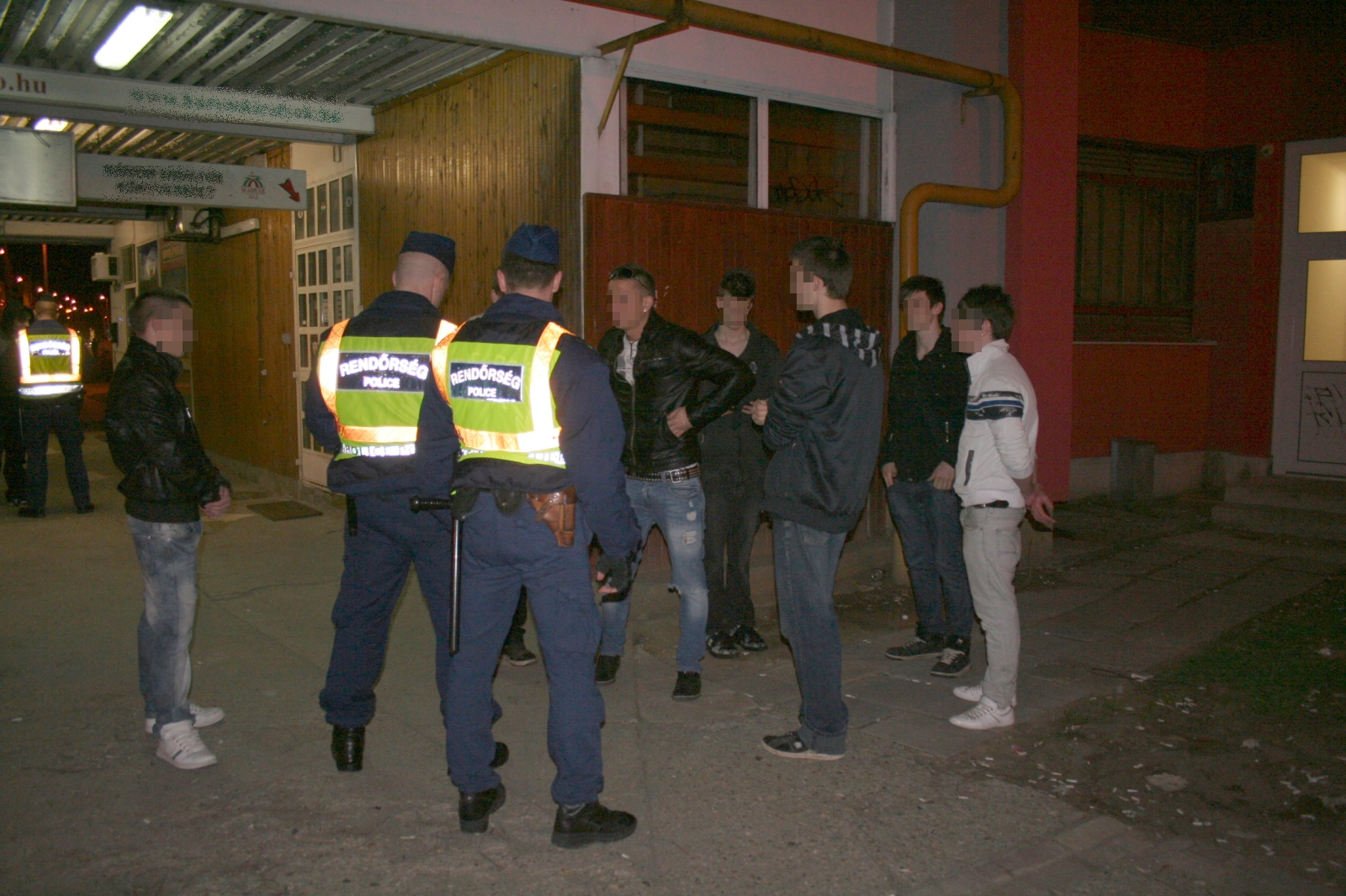 Rendőrségi razziák a discokban a Hajógyári Szigeten és a belvárosban
