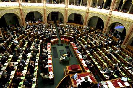 A héten huszonöt fontos kérdésről döntenek a parlament tagjai