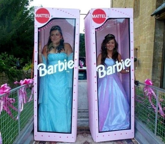 Élő Barbie babák a végzős bulin...