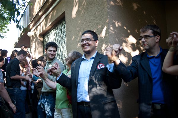 Csatáry-ügy - Demonstráció a háborús bűnös lakásánál