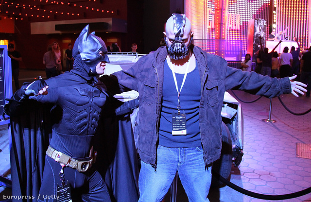 Amerikában és Kanadában ezentúl nem lehet gázálarcban és maszkban bemenni egy moziba