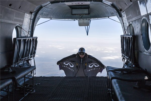 Denevéremberek az égen a Balaton felett