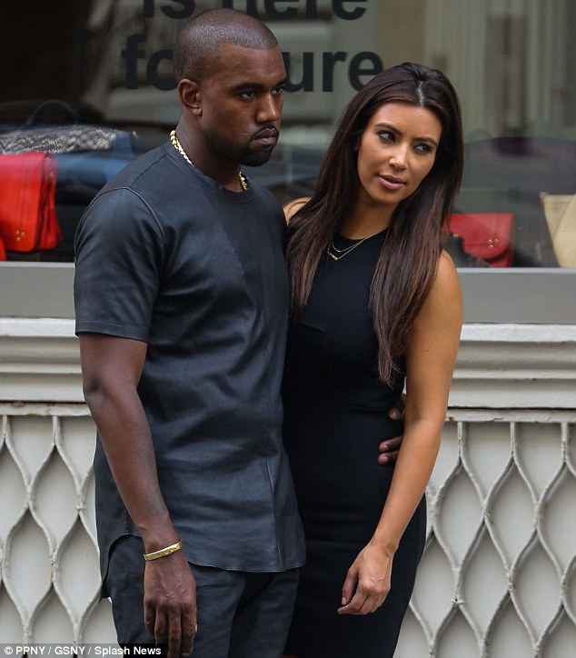 Kim Kardashian a Kanye West által tervezett szörnyű cipőben mászkál