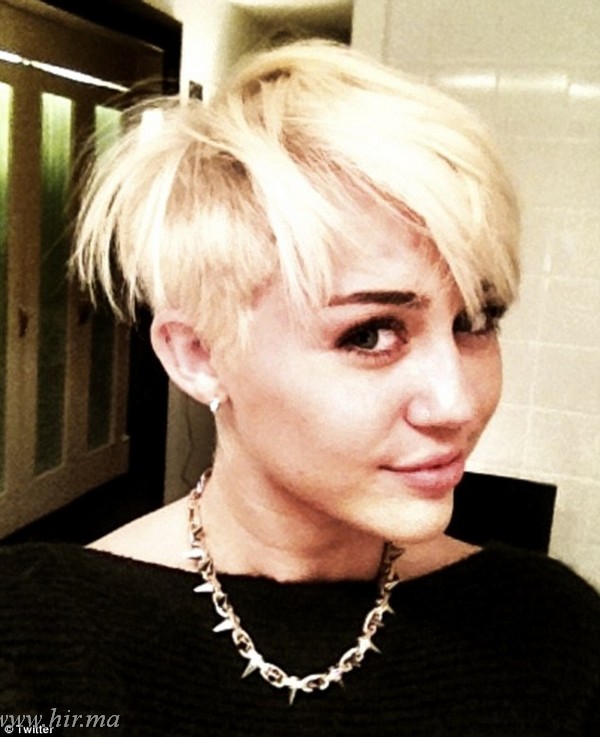 Miley Cyrus szőke rövid frizurát vágatott magának