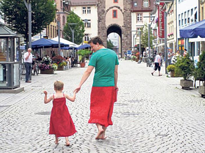 5 éves kisfiú és apja szoknyában jár az utcán