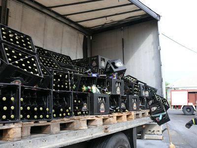 Több rekesznyi sör borult az útra egy teherautóból Budapesten