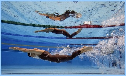 Az úszóversenyeken a versenyzők telepisilik a medencét