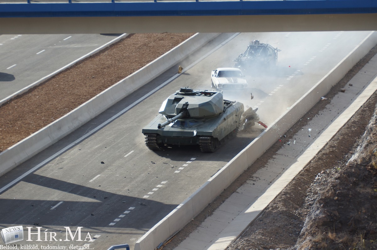 Egy tank két autót laposra taposott az autópályán - Halálos Iramban új forgatásán jártunk... (képek és videók)