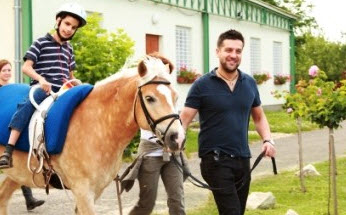 Fiatal lovasok is nevezhetnek a Nemzetközi Gyermekmentő Díjlovas versenyére