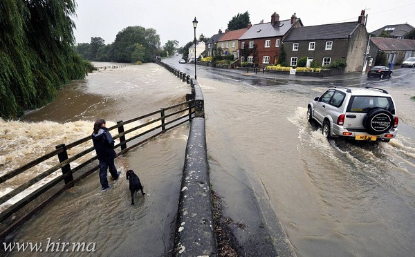 Özönvízszerű esőkkel, áradásokkal ért véget a júliusi brit kánikula