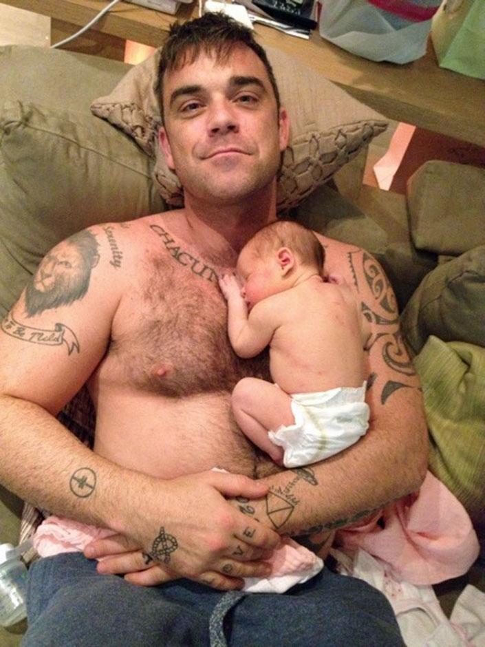 Robbie Williams és a kisgyermeke - első képek