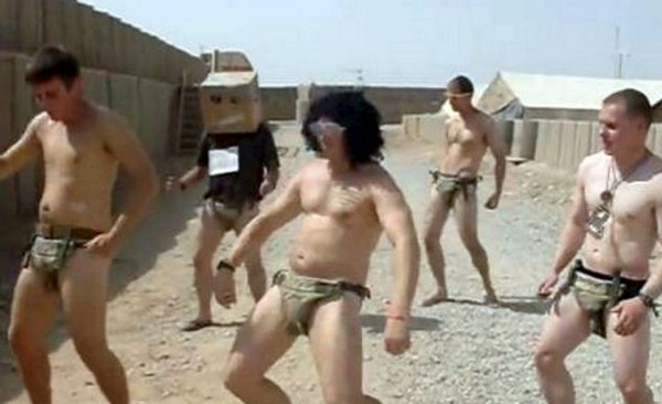 Brit katonák szabadidejükben LMFAO paródia videóklippet forgattak Afganisztánban