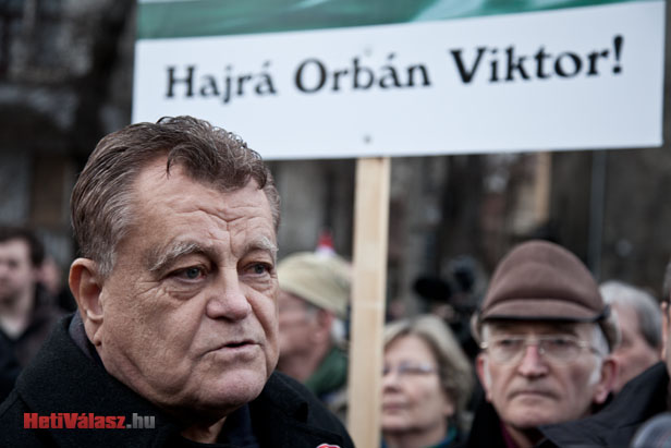 Széles Gábor már nem kampányolt Orbán mellett inkább a Seychelle-szigetekre ment.