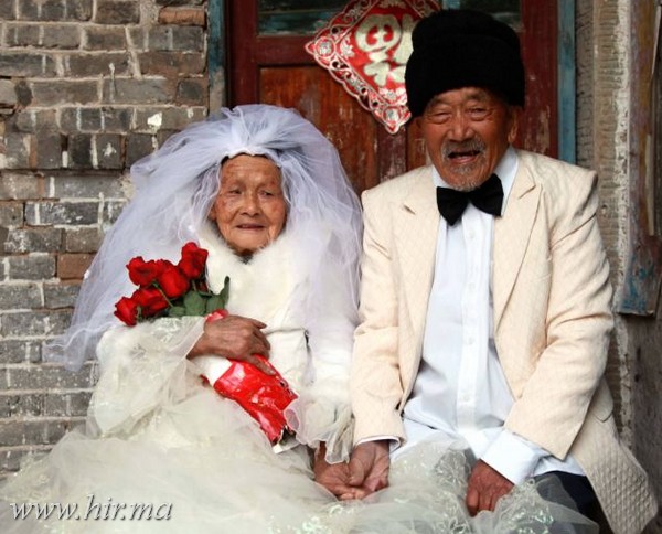 Egy kínai házaspár 88 év után készítette el az esküvői fotóikat