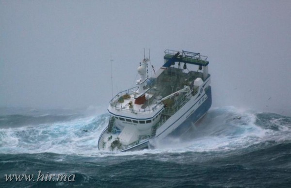 Ijesztő képek egy halászhajóról 9 méteres hullámok között