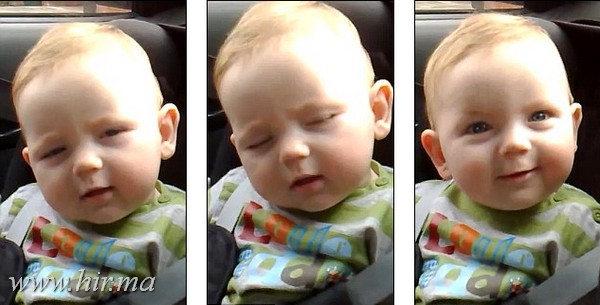 Alvás kontra mosolygás a kamerába! Egy kisfiú aranyos videója!