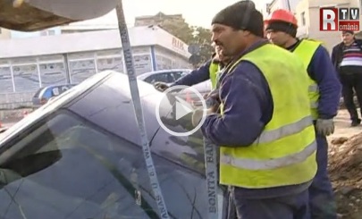 Elnyelte az autót a mélység (videó)