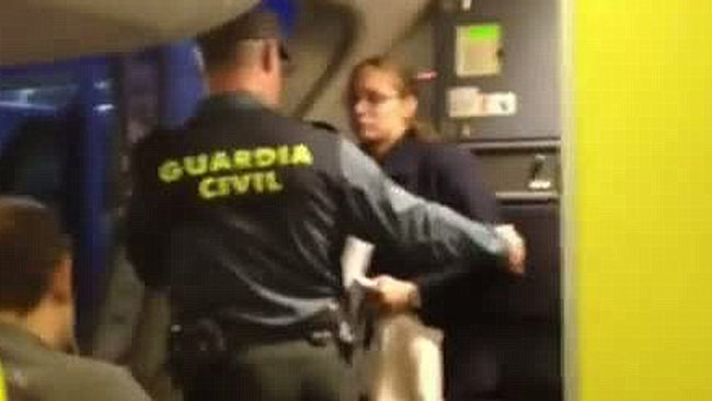 Ryanair gépről rendőrök rángattak le egy nőt, mert nagyobb volt a csomagja
