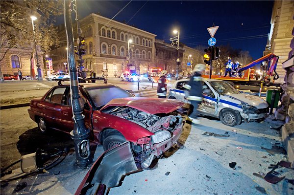 K&eacute;t aut&oacute; &uuml;tk&ouml;z&ouml;tt az Andr&aacute;ssy &uacute;ton