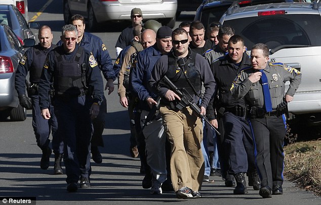 20 gyerek és 6 felnőtt vesztette életét, mikor egy tanár fia az iskolában lövöldözni kezdett