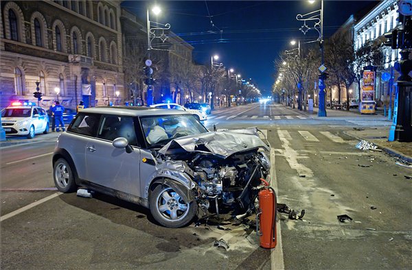 Két autó ütközött az Andrássy úton