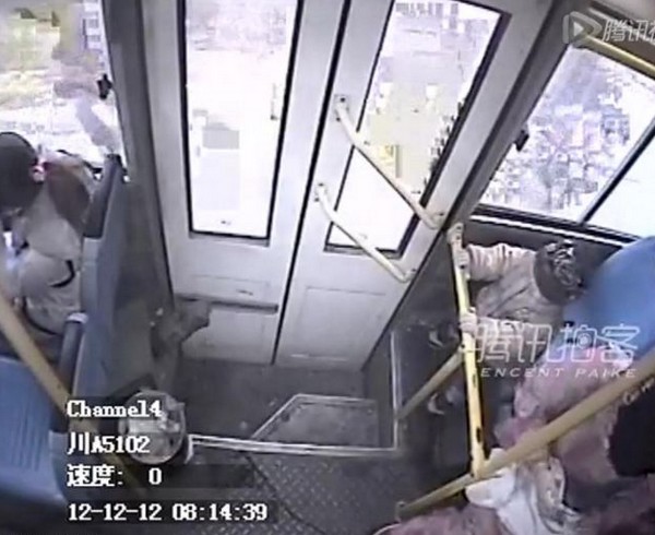 Megdöbbentő videó, ahogy egy édesanya megszüli gyermekét a buszon!