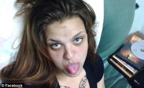 Leharapta a saját anyja ujját - majd meg is ette... Keresik a kannibált!