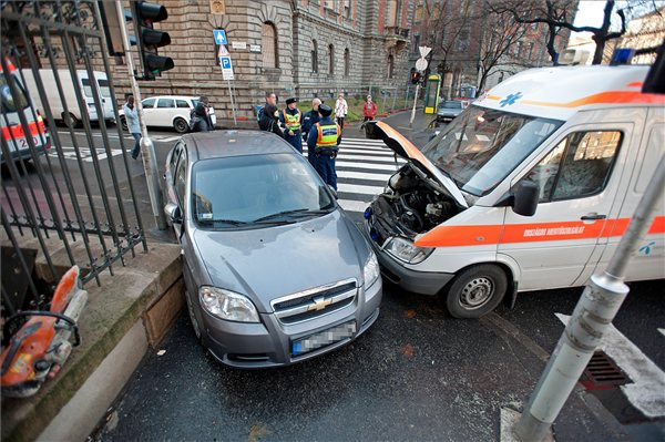 Mentőautó karambolozott Budapesten