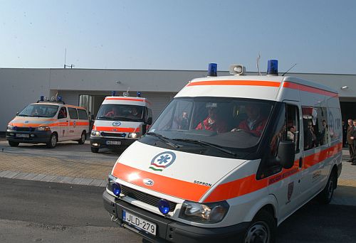 Mentőautó ütközött személygépkocsival Pécsen