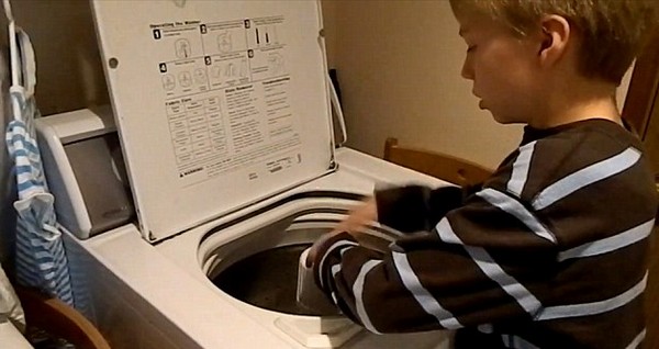 Egy 10 éves kisfiú egy mosógépen dobol