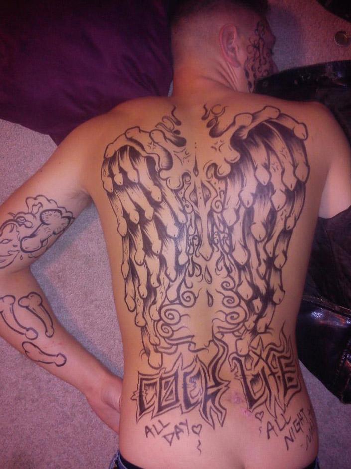 Pénisztetkó a háton - avagy egy buli utáni valóság