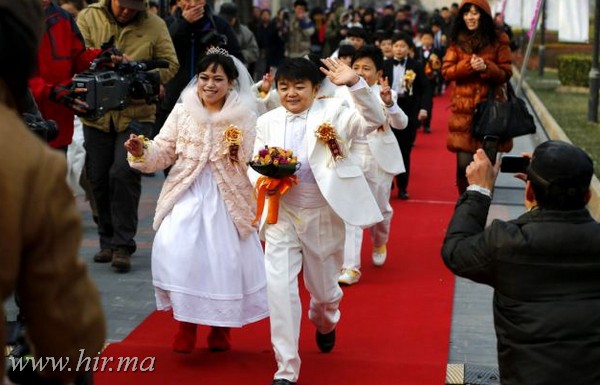 7 kínai törpe pár egyszerre házasodott meg