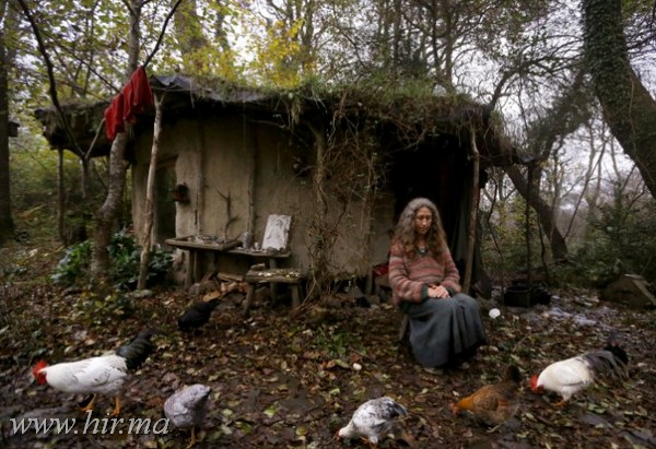 Az igazi hobbit asszony az erdőben sárból tapasztott kunyhóban él!