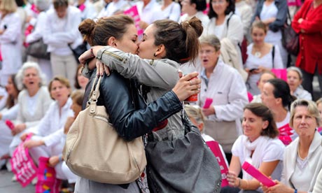 Tömegtüntetés a melegházasságot engedélyező törvényjavaslat ellen Párizsban