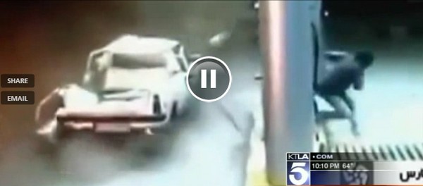 Felrobbant egy autó tankolás közben! Videó