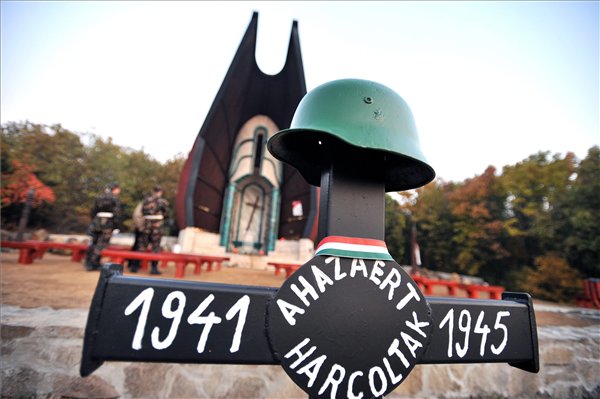 Doni megemlékezések - Felavatták a nemzeti emlékhelyet jelző oszlopot Pákozdon 