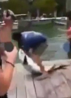 Egy horgász kézzel fogott hatalmas halat! Videó