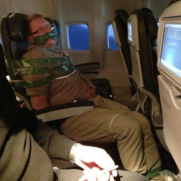 Nyilvánosságra került a repülőn székhez ragasztott férfiról egy videó!