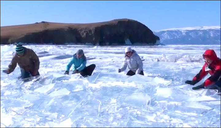 A Bajkál tavon jégdarabokon dobolnak