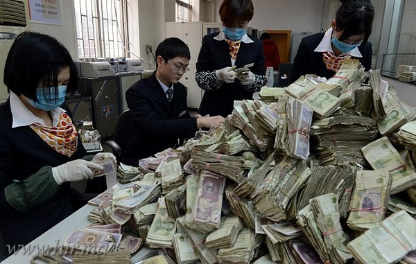 Banki alkalmazottak napokig számolták egy ügyfél megtakarított pénzét