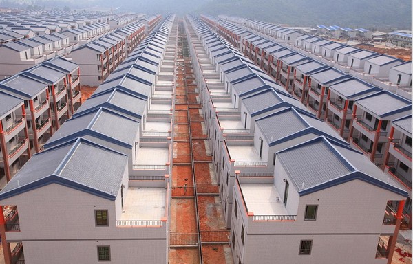 Kínai falusiak beköltözhetnek a városba, amely úgy néz ki, mint egy börtön